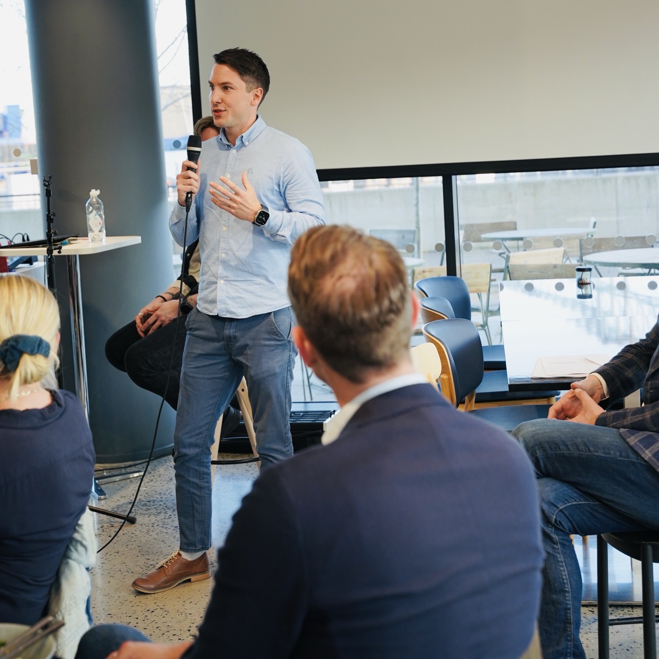 Niclas forklarer AI under et foredrag